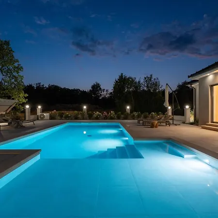فيلة New! Angela A Modern Family Retreat