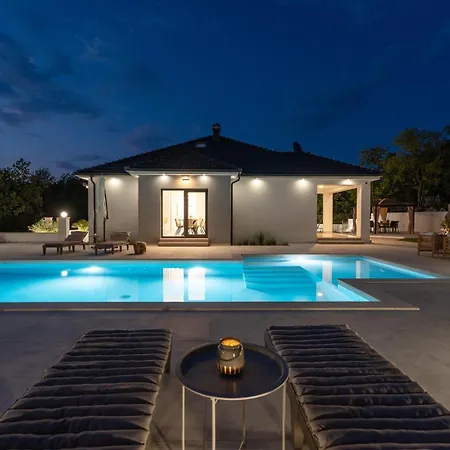 Villa New! Angela A Modern Family Retreat