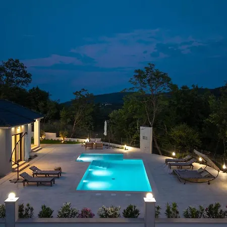 New! Angela A Modern Family Retreat فيلة