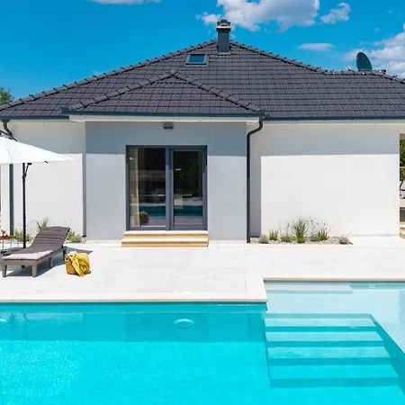 Villa New! Angela A Modern Family Retreat *