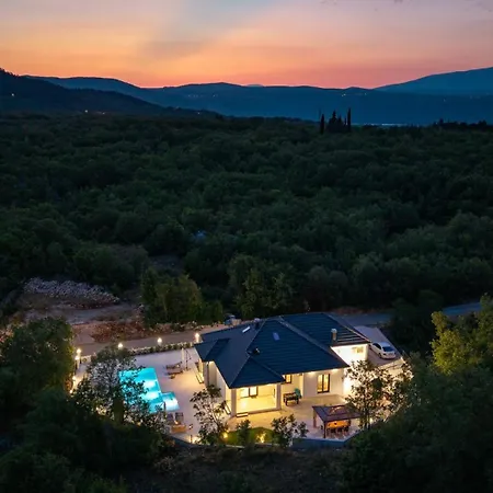 New! Angela A Modern Family Retreat فيلة