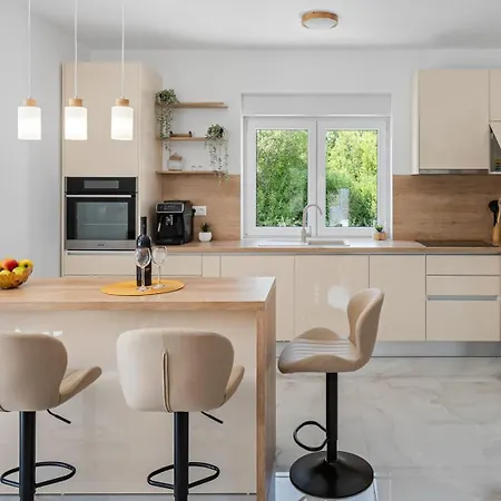 فيلة New! Angela A Modern Family Retreat Krivodol